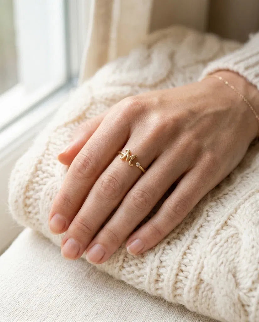 Bague initiale M portée sur la main
