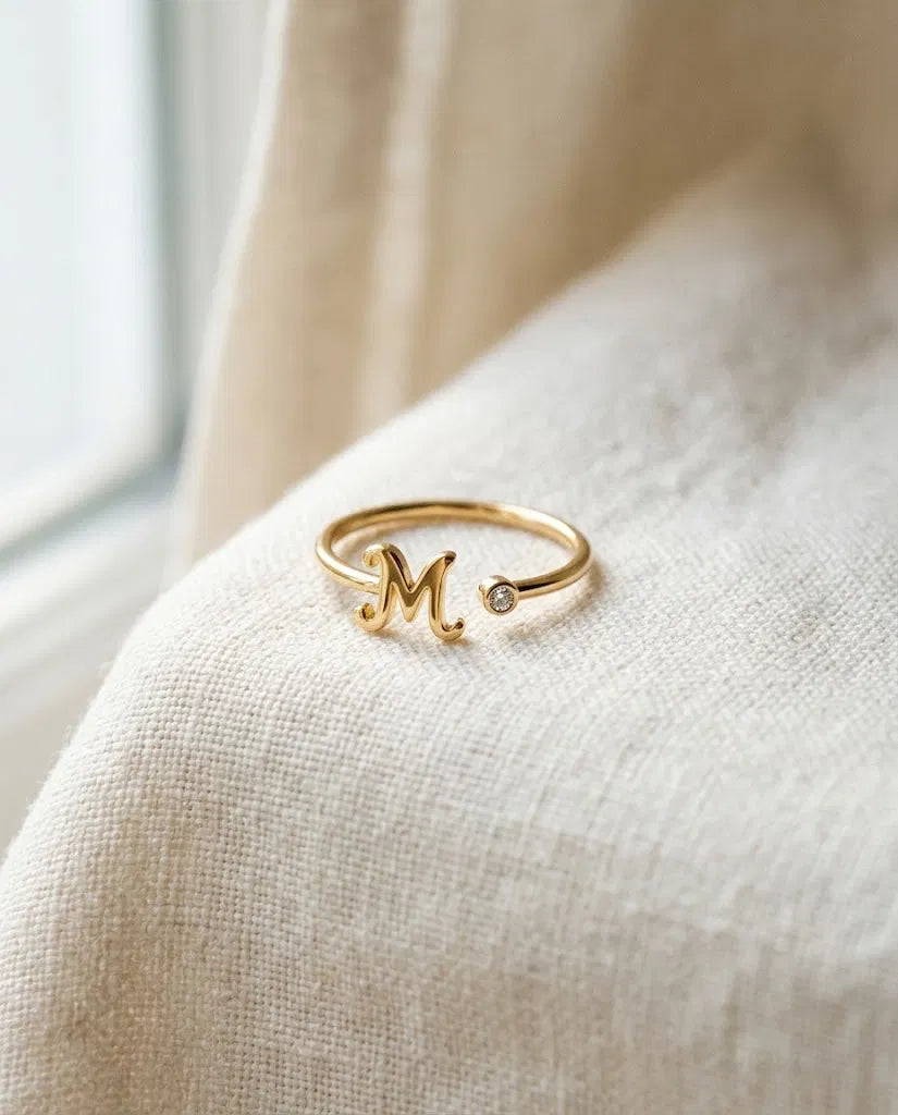 Bague initiale dorée ajustable avec la lettre M et un petit zircon