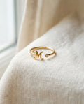 Bague initiale dorée ajustable avec la lettre M et un petit zircon