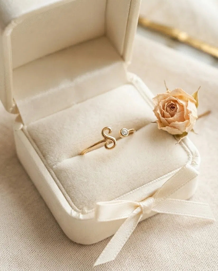 Bague initiale S dans un écrin cadeau
