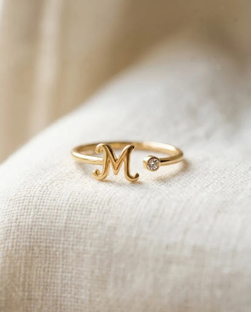 Gros plan sur la lettre M et le zircon de la bague